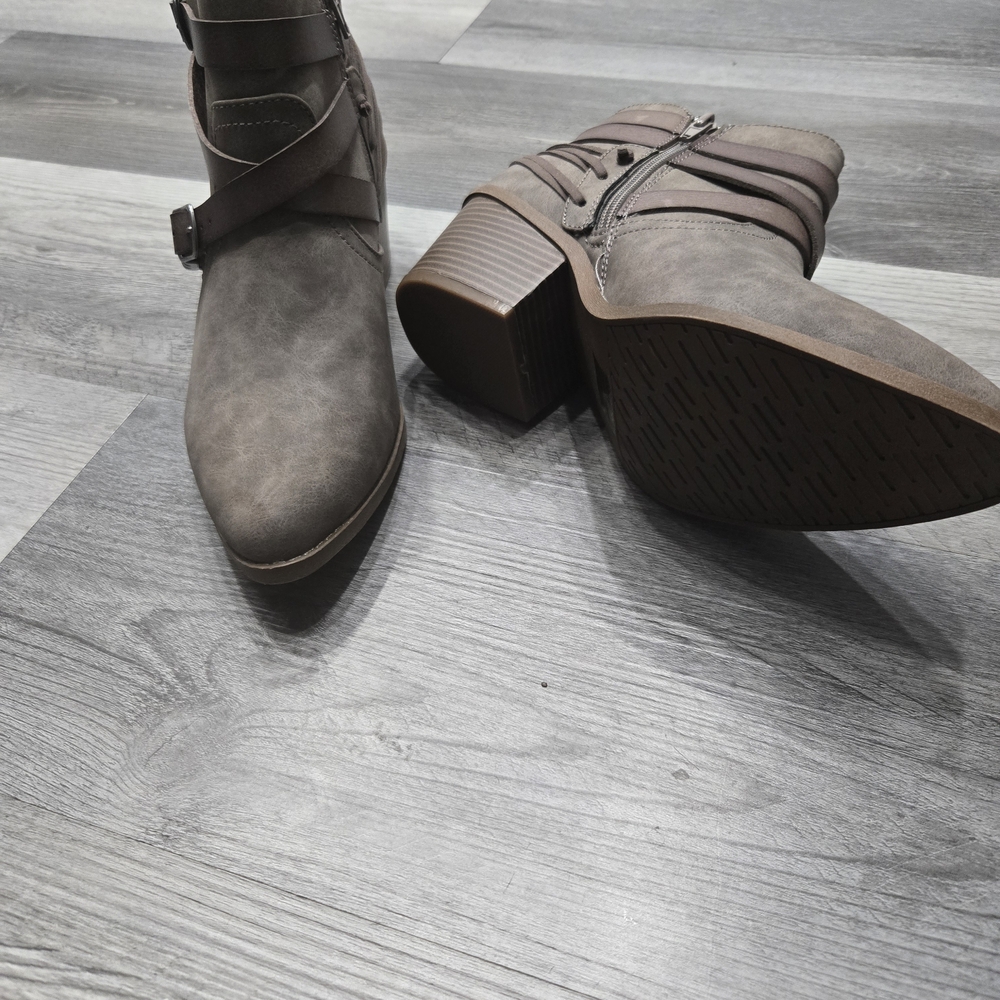 PoP Antelope ankle mini boots in a taupe suede-like material Size 9.5 - Picture 5 of 5